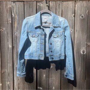 Old Navy distressed light wash cropped denim jean jacket size small